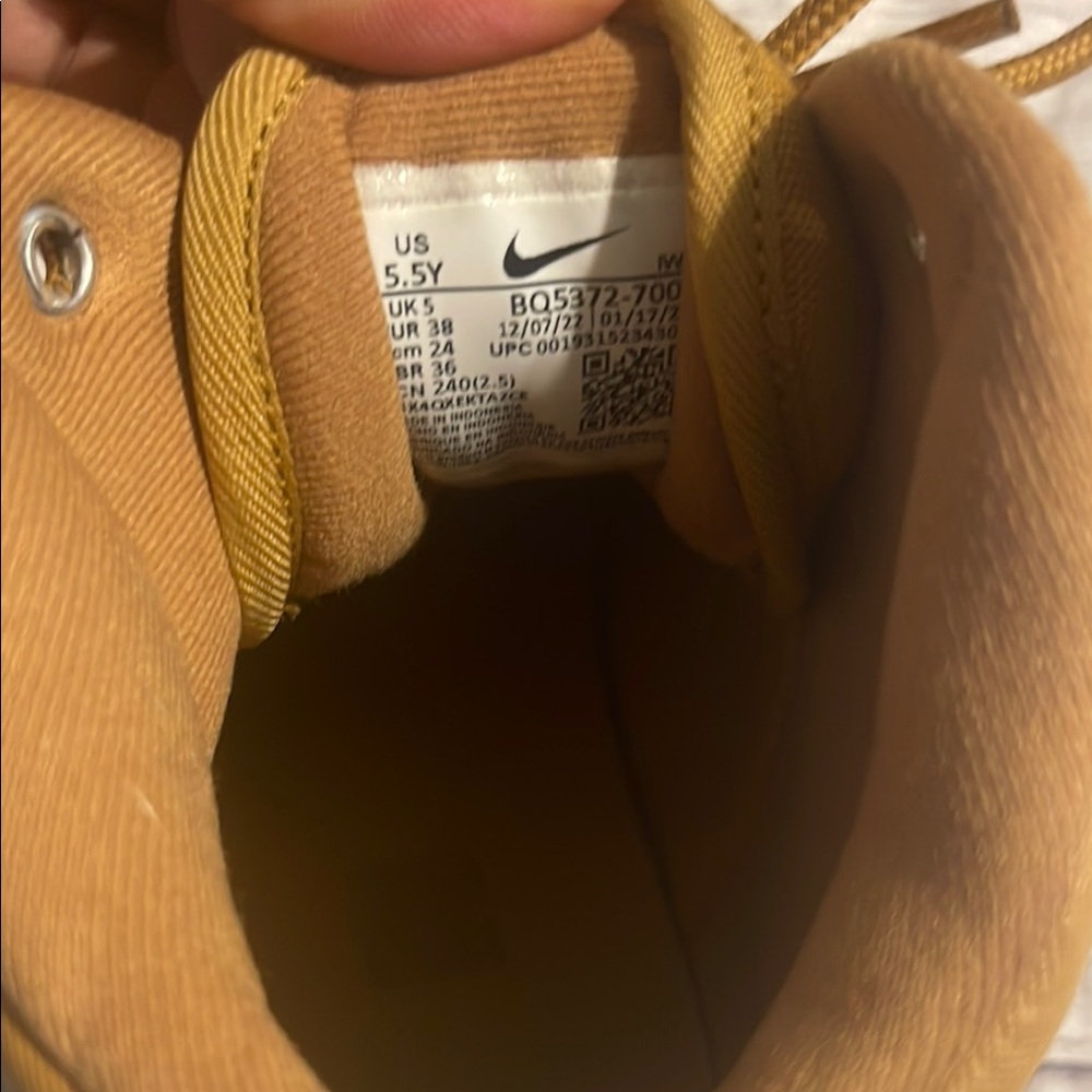 Boys size 5.5 Nike Manoa tan boots - Picture 5 of 6